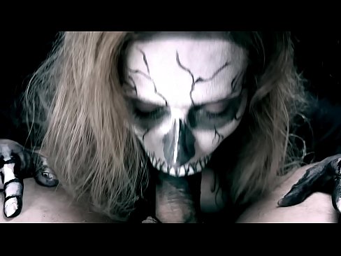 ❤️ ʻO ke kaikamahine daimonio e omo ana i ka moa me kona waha ʻeleʻele a me ka ʻai ʻana. ☑ Porn video ma haw.raceporn.ru